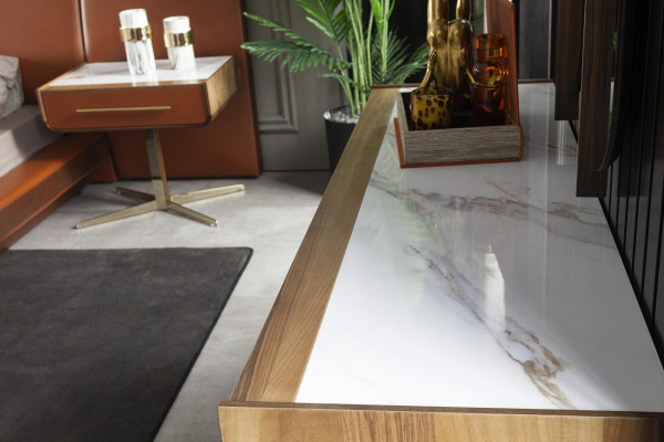 Luxusná posteľ s čelom, nočným stolíkom a 4 nočnými stolíkmi