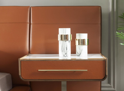 Praktická nočná skrinka s moderným úložným priestorom