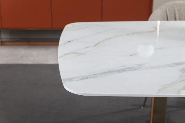 Moderná, luxusná a pohodlná biela jedáleň