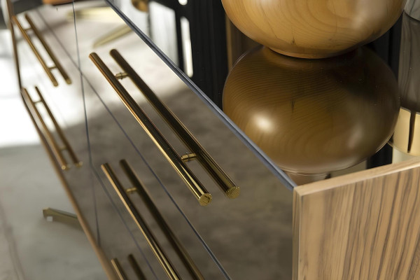 Luxusná spálňa s posteľou, nočnými stolíkmi a skriňou 6 dielov.