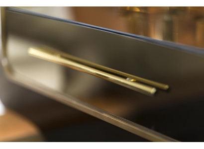 Luxusná spálňa s posteľou, nočnými stolíkmi a skriňou 6 dielov.