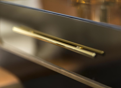 Luxusná spálňa s posteľou, nočnými stolíkmi a skriňou 6 dielov.