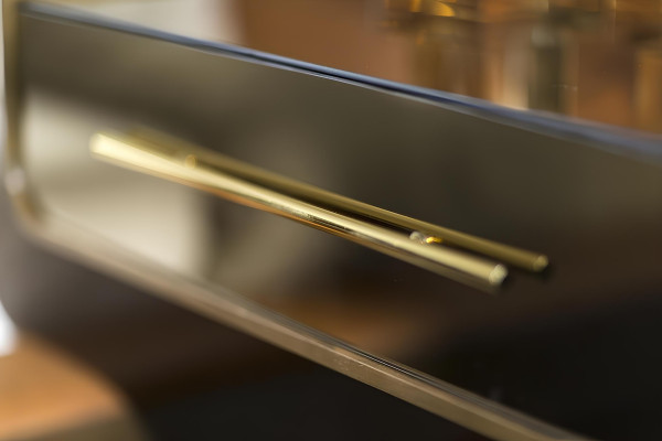 Kompletná spálňová nábytková súprava, ktorá obsahuje posteľ, nočnú skrinku a skriňu, 5 kusov.