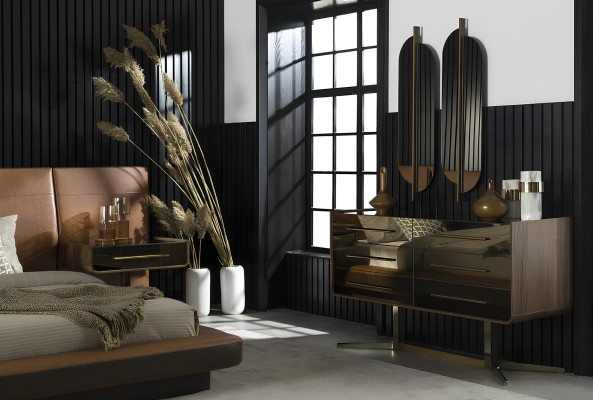 Kompletná spálňová nábytková súprava, ktorá obsahuje posteľ, nočnú skrinku a skriňu, 5 kusov.