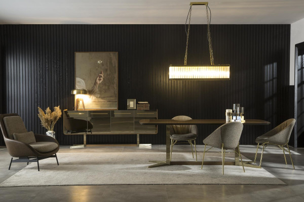 Stôl z sivej tkaniny so zlatými nohami