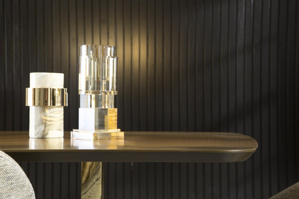 Stôl so stoličkami z dreva