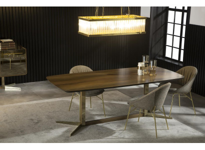 Stôl so stoličkami z dreva