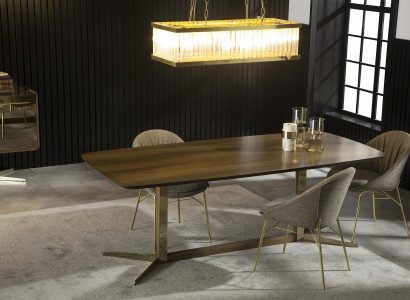 Stôl so stoličkami z dreva