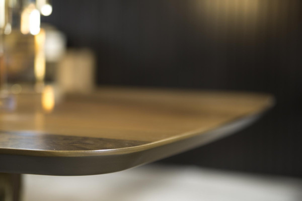 Luxusný jedálenský stôl s kovovými nohami