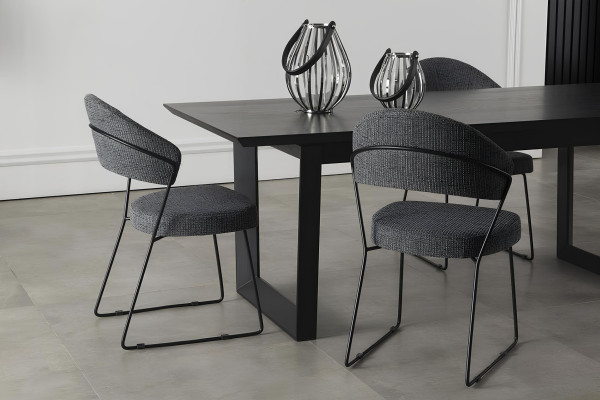 Nábytková súprava Mustan z skrine, stoličky a stola