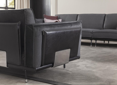 Luxusná talianska sedacia súprava pre 3 osoby s mäkkými sivými vankúšmi