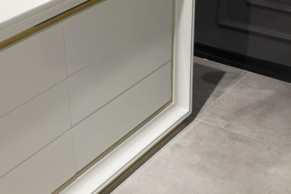 Moderná biela komoda so zrkadlom a úložným boxom