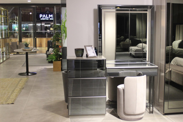 Moderná luxusná toaletná stolíčka s elegantným 2-dielnym stolom. Nová sivá konzola