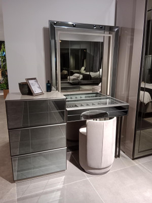 Moderná luxusná toaletná stolíčka s elegantným 2-dielnym stolom. Nová sivá konzola