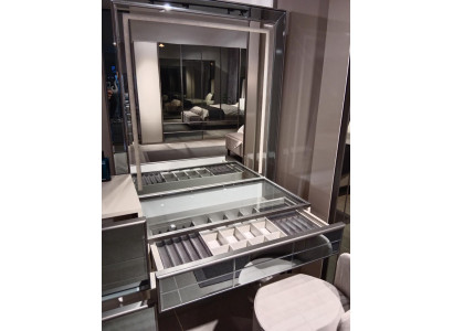 Moderná luxusná toaletná stolíčka s elegantným 2-dielnym stolom. Nová sivá konzola