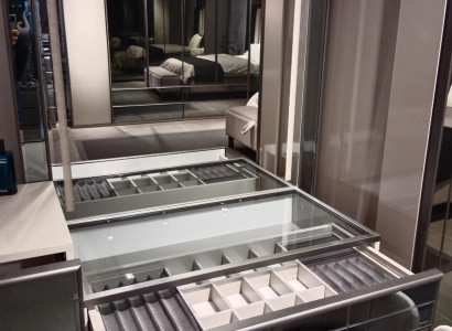 Moderná luxusná toaletná stolíčka s elegantným 2-dielnym stolom. Nová sivá konzola