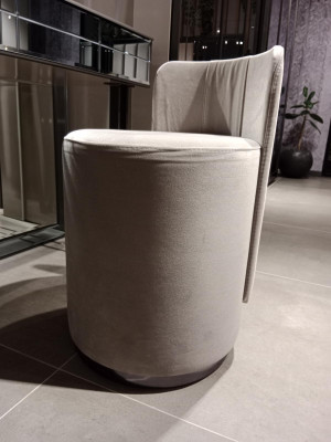 Moderná luxusná toaletná stolíčka s elegantným 2-dielnym stolom. Nová sivá konzola