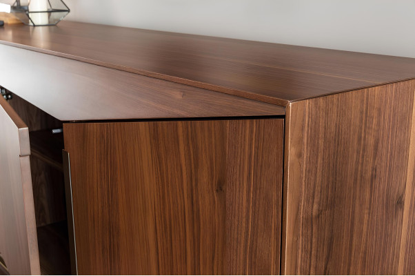 Hnedý jedálenský stôl s 9 stoličkami a nočným stolíkom