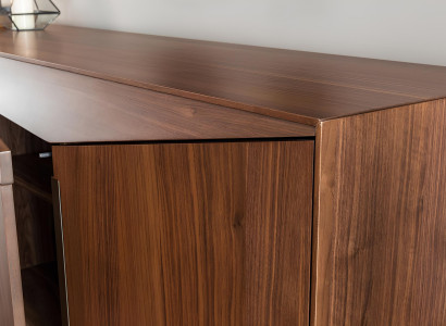 Hnedý jedálenský stôl s 9 stoličkami a nočným stolíkom