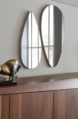 Hnedý jedálenský stôl s 9 stoličkami a nočným stolíkom