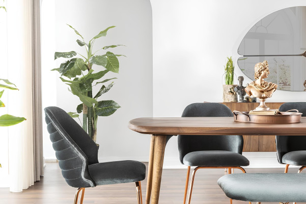 Stôl s 8 hnedými stoličkami