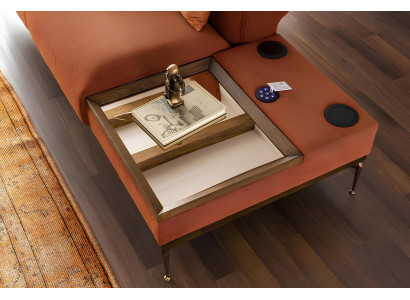 Sofa s tromi sedadlami v modro-oranžovej tkanine