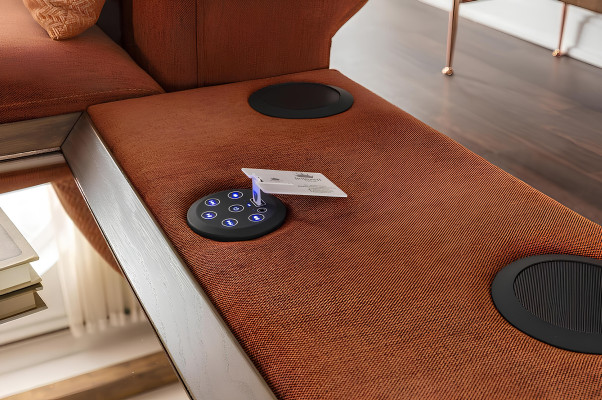 Sofa s tromi sedadlami v modro-oranžovej tkanine