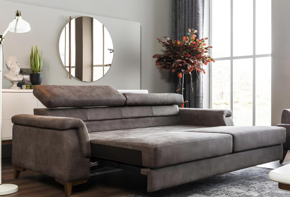 Sivý gauč s tromi miestami a funkciou postele