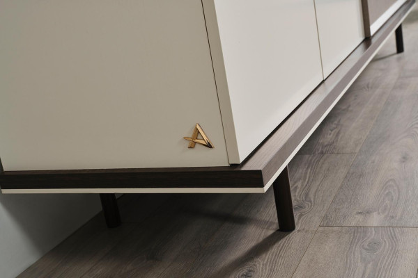 Nábytok do jedálne s dreveným bočným stolom a luxusným zrkadlom a zásuvkou