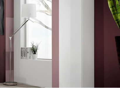 Luxusná biela drevená vstavaná skriňa so moderným dizajnom do obývačky