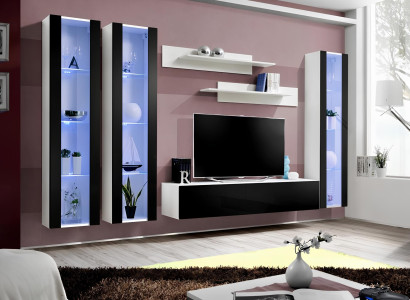 Moderná stena do obývacej izby s policami a visiaci vitrínovými skrinkami