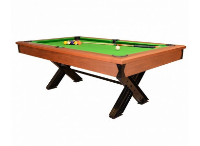 Hnedý drevený biliardový stôl s kovovým rámom a elegantným dizajnom