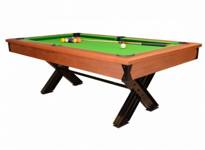 Hnedý drevený biliardový stôl s kovovým rámom a elegantným dizajnom