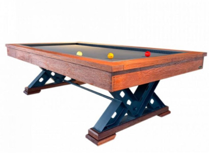 Hnedý masívny drevený stôl s oceľovými nohami a mramorovou doskou