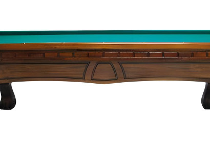 Hnedý masívny drevený biliardový stôl s ručne rezanými nohami