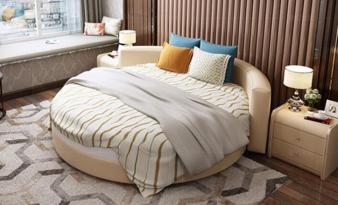 Moderná čierna posteľ s elegantnými detailmi a lavicou