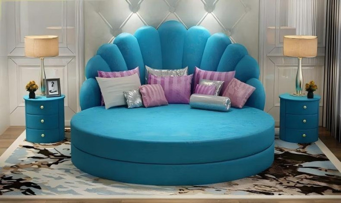 Elegantná okrúhla biela posteľ s fialovým zamatovým čalúnením pre modernú spálňu