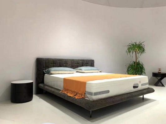 Moderná sivá čalúnená posteľ