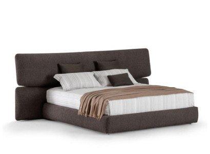 Posteľ v modernom čiernom textile s vysokým operadlom