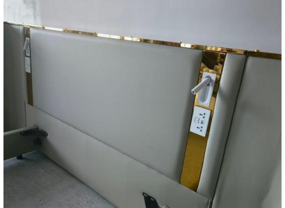 Luxusne tvarované lôžko v béžovej farbe s LED osvetlením, zlatým rámom a moderným operadlom