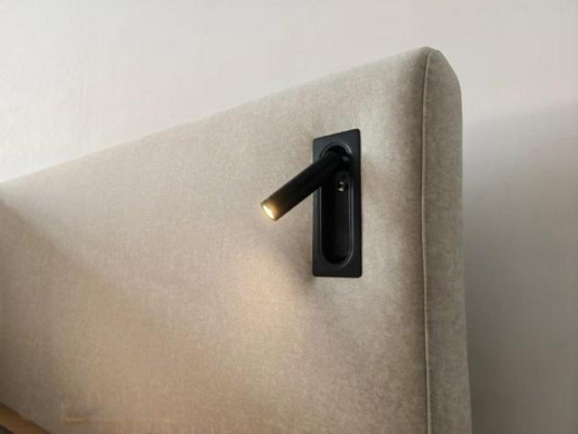 Moderná posteľ v béžovej farbe s LED osvetlením a luxusným čalúnením