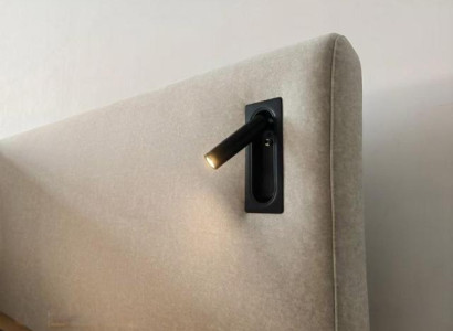 Moderná posteľ v béžovej farbe s LED osvetlením a luxusným čalúnením