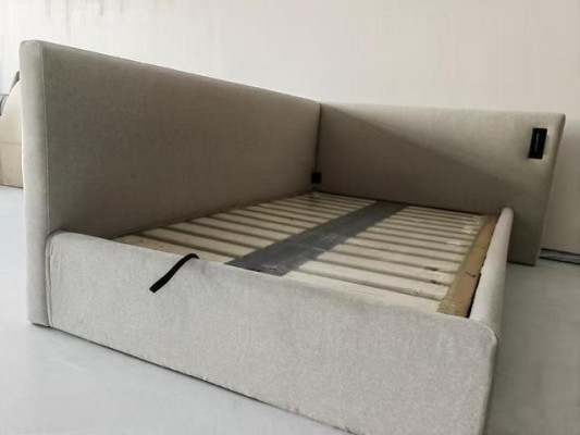 Moderná posteľ v béžovej farbe s LED osvetlením a luxusným čalúnením