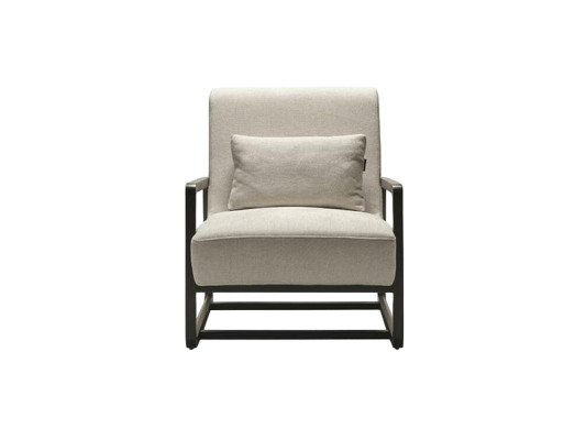 Moderná textilná stolička s drevenou štruktúrou