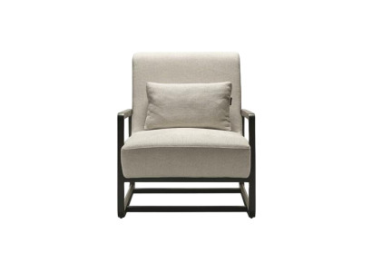 Moderná textilná stolička s drevenou štruktúrou