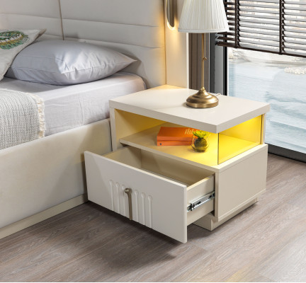 Moderná nočná lampička s osvetlením