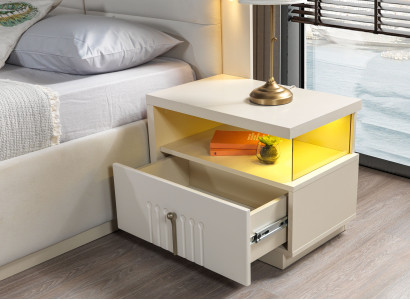 Moderná nočná lampička s osvetlením