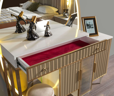 Moderná nočná skrinka s zrkadlom