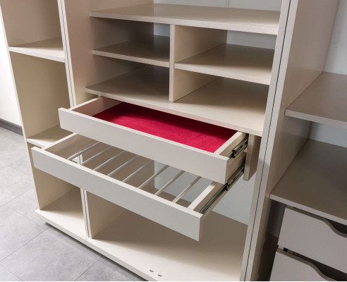 Moderná rohová skriňa s veľkým vzorom