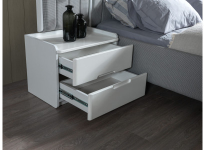 Moderná biela nočná skrinka